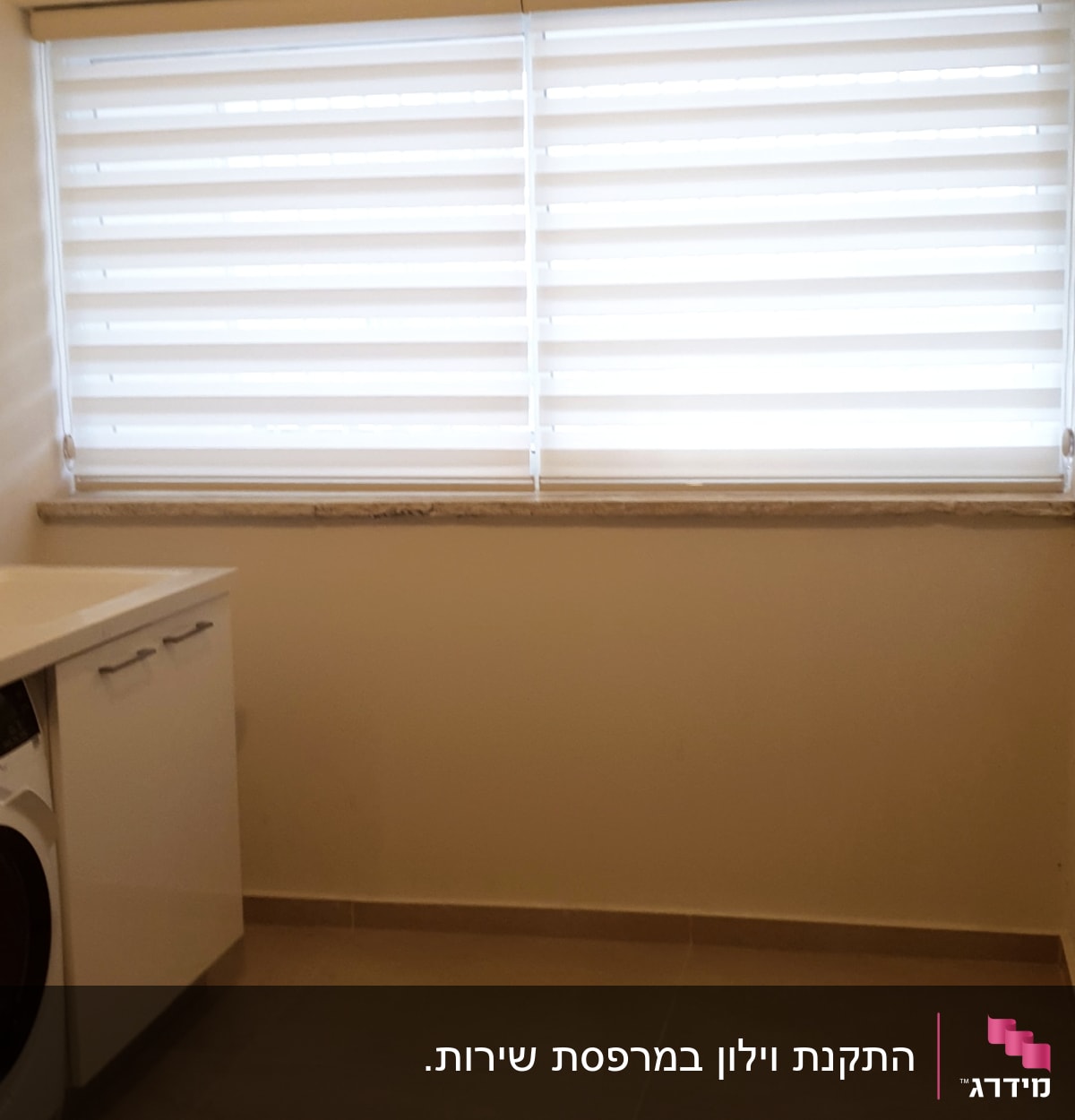 תריסים לבנים אופקיים על חלון גדול